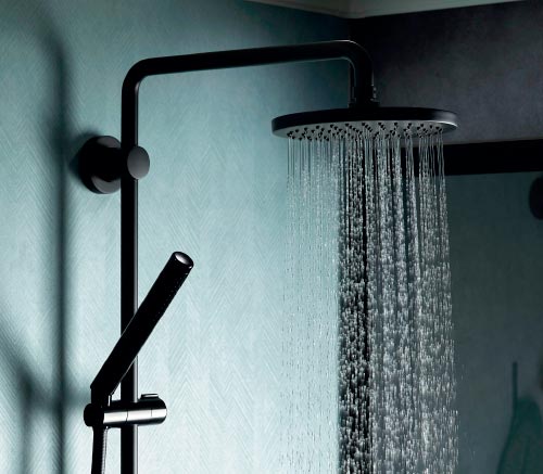 水栓とスライドバーが一体化したスタイリッシュなシャワーシステム