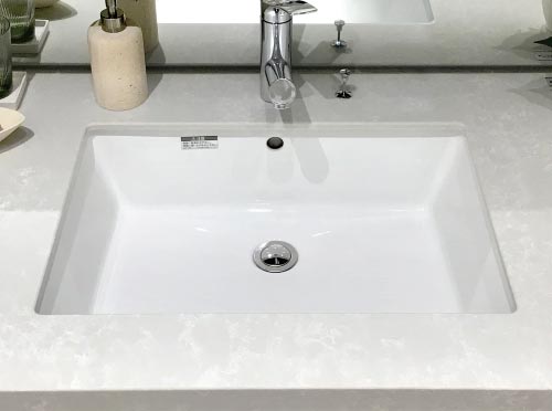 高級人造石天板と陶器製洗面ボウルを組み合わせた洗面カウンター